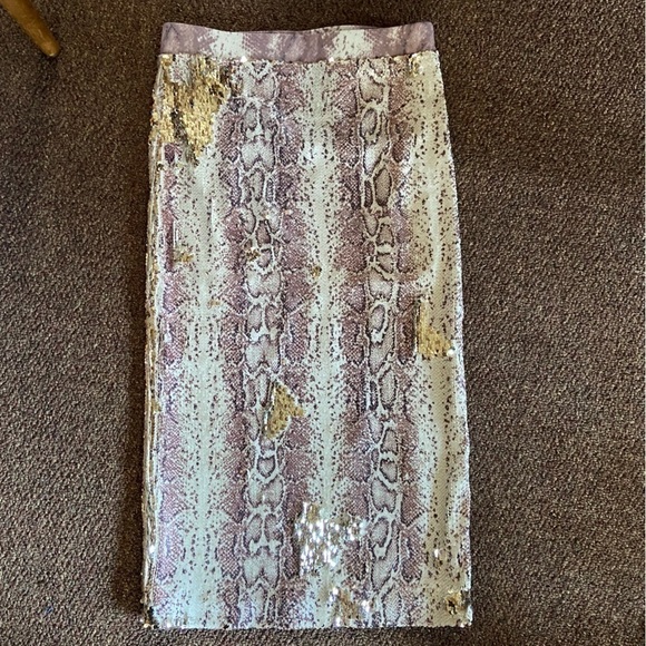 LE Superbe Pencil Skirt In Snakeskin Design And Gold Sequins. C’est Magnifique!